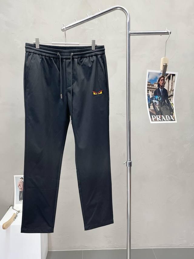 Fendi芬迪独家专供新款休闲裤 高端版本 专柜定制面料 透气舒适度高，细节无可挑剔，品牌元素设计理念，体现高品质。手感细腻柔软！呈现休闲裁剪，上身版型超赞！码