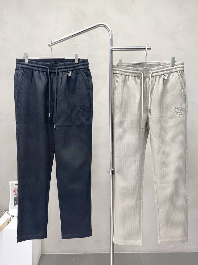 Loewe罗意威独家专供新款休闲裤 高端版本 专柜定制面料 透气舒适度高，细节无可挑剔，品牌元素设计理念，体现高品质。手感细腻柔软！呈现休闲裁剪，上身版型超赞！
