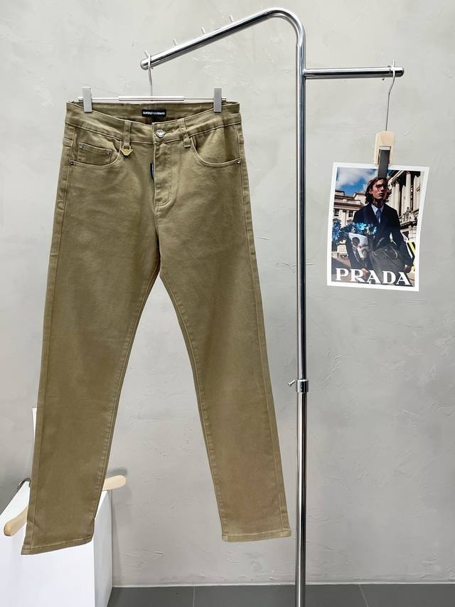 Armani阿玛尼独家专供新款休闲牛仔裤高端版本！专柜定制面料 透气舒适度高，细节无可挑剔，品牌元素设计理念，体现高品质。手感细腻柔软！呈现休闲裁剪，上身版型超