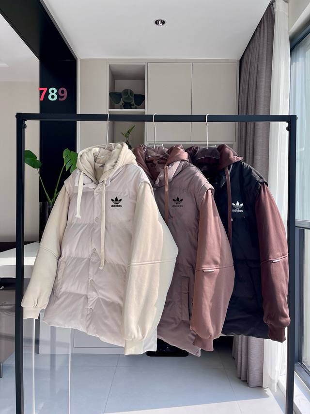 Adidas三叶草24Ss冬季新款假两件拼接冬季情侣款连帽棉服外套，三色可选，学院风十足，休闲运动均可驾驭，经典永不过时系列绝佳冬季出行穿搭必备单品 寒冬一定闭