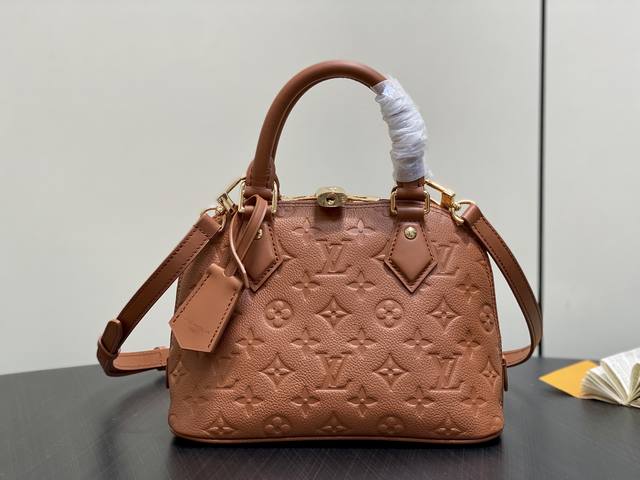 原单精品 M26489棕色 M28661 全皮压花贝壳包 Alma Bb 手袋 充满巴黎优雅气息的Alma Bb。光滑柔和的House的单体面包皮革材质。从19