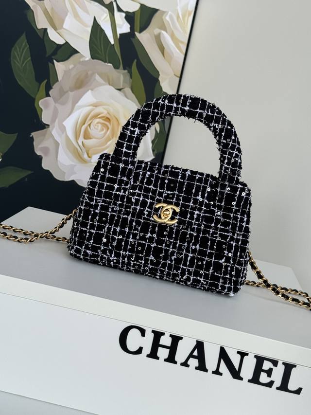 香奈儿绝美款Chanel 24新品香奈儿 24秋冬系列全黑手袋大放光彩今天美洋海购Bouluxury和你们一起探索香奈儿的最新秋冬系列啦快来看看吧Size：19