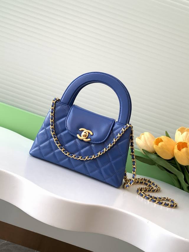 25C Kelly手柄包 时尚是一个轮回，大热门中古Kelly被Chanel重新设计焕发生机，中古Kelly以经典的手柄手提出名，在基础加上皮穿链肩带颠覆传统，