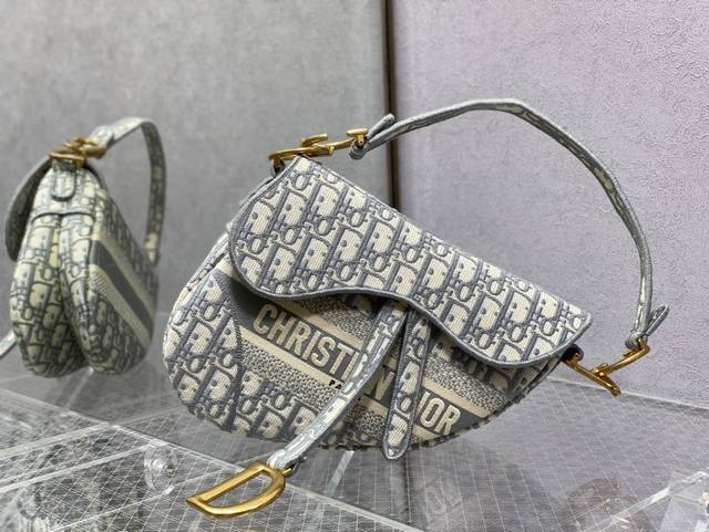 最新梦幻灰字母Saddle Bag现货 时尚是个轮回，新设计老花拼接款马鞍包，大Logo字母设计，让整个包更加帅气，经典不衰的Oblique复古印花，更让这个包