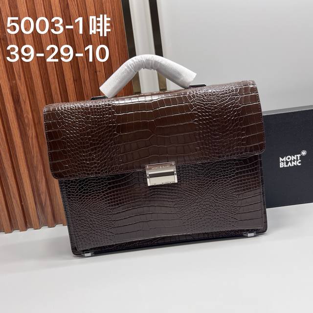 Montblanc万宝龙 万宝龙新款男士定型公文包，采用进口鳄鱼纹牛皮制作，搭配顶级五金配件，带密码锁，在公文包系列中实属佼佼者。商务人士与潮流达人皆适用的款式