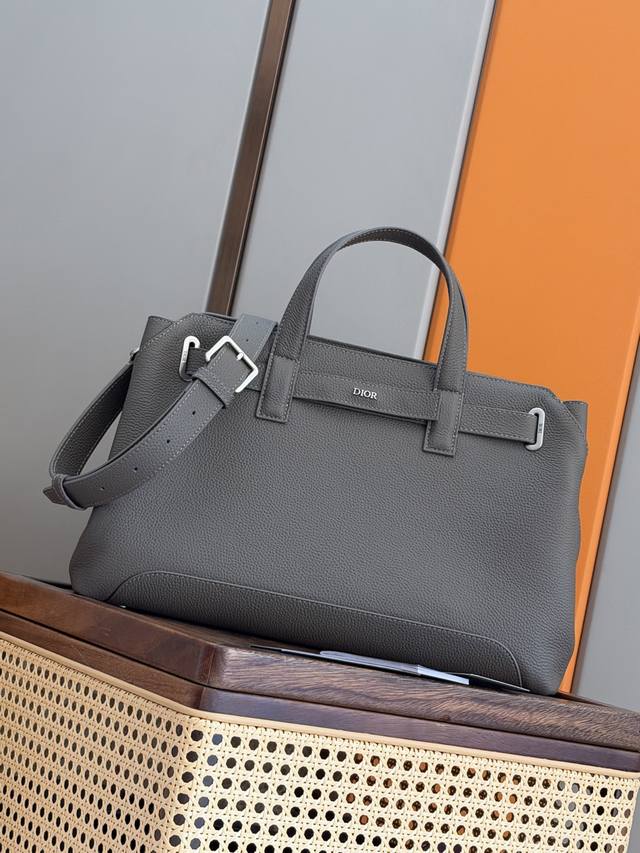正品级 这款 Dior Normandie 手袋将实用设计与 Dior 的高订精神融为一体。采用军绿色 Dior Icons 牛皮革精心制作，彰显 Dior 工