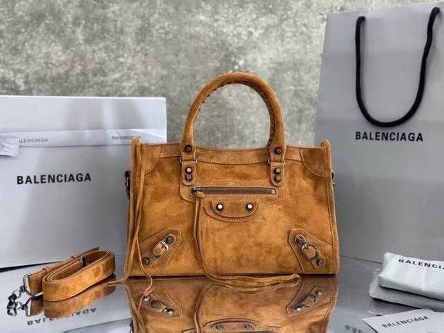 正品级 麂皮小号驼色 巴黎世家机车包｜复古炸街神器** 挖到宝啦！巴黎世家这只秋冬机车包，简直是复古界的“扛把子”。 复古丹棕色，像从油画里扒出来的，美到失语。