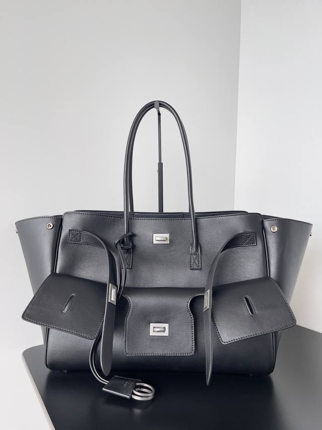 正品级 Balenciaga Bel Air 黑银中号 新发手袋，火力全开 B家这季是打算了H家杠上了哈哈哈！ 我想说的是，从Rodeo开始，B家就赢麻了 这个