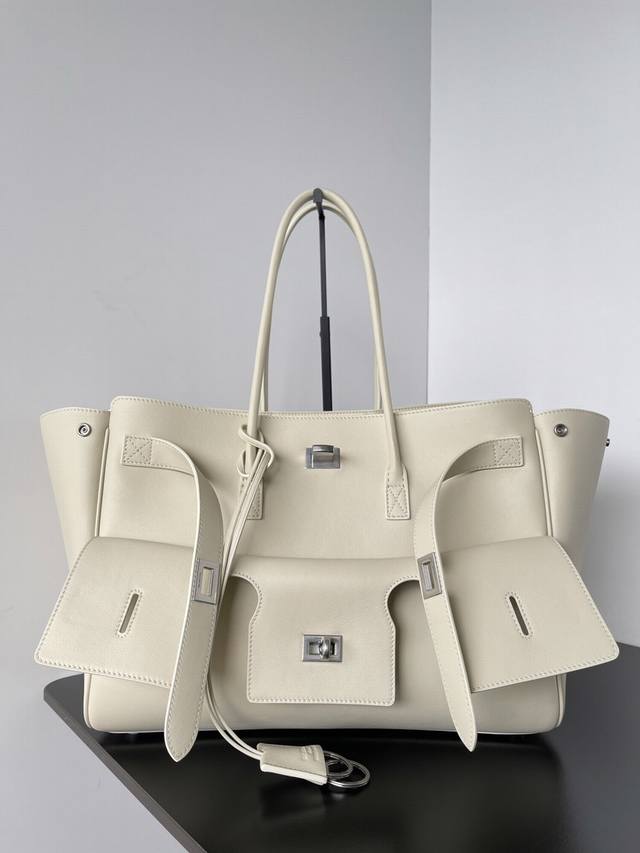 正品级 Balenciaga Bel Air 白银中号 新发手袋，火力全开 B家这季是打算了H家杠上了哈哈哈！ 我想说的是，从Rodeo开始，B家就赢麻了 这个