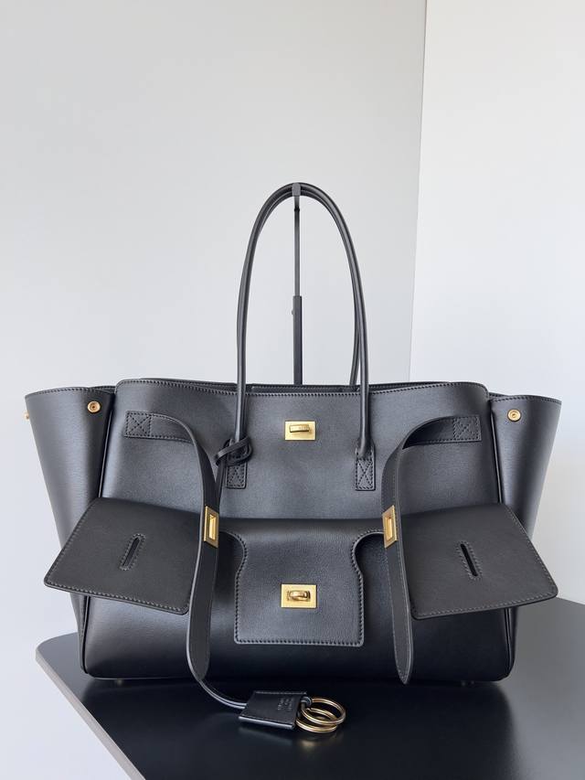 正品级 Balenciaga Bel Air 黑金中号 新发手袋，火力全开 B家这季是打算了H家杠上了哈哈哈！ 我想说的是，从Rodeo开始，B家就赢麻了 这个