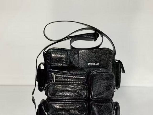 正品级 时尚新宠儿来啦！ 巴黎世家 25年春夏新款相机包 Balenciaga Superbusy Camera Bag炸街必备单品，复古工装口袋的装饰，这款包