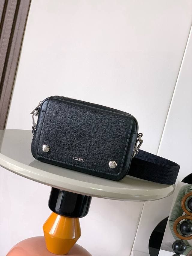 原厂皮 小号柔软粒面牛皮革 pebble 邮差包pebble 邮差包采用实用精巧设计，配有双重标志性 Anagrampebble. 此小号版本采用柔软粒面牛皮革