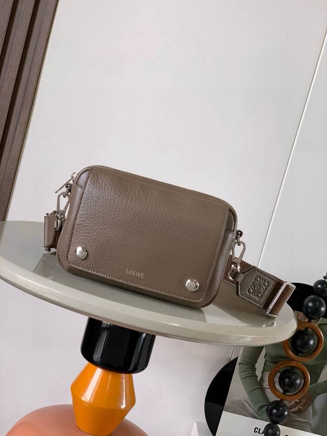 原厂皮 小号柔软粒面牛皮革 pebble 邮差包pebble 邮差包采用实用精巧设计，配有双重标志性 Anagrampebble. 此小号版本采用柔软粒面牛皮革