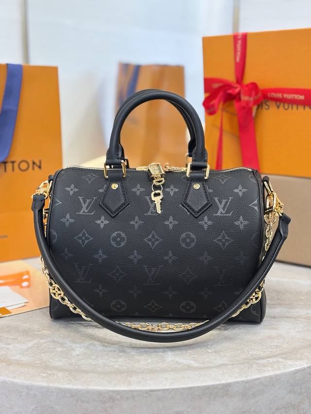 M26486 黑色 本款 Speedy BandoulièRe 25 手袋以牛皮革缔造抱枕般的柔软触感，为 Lv Bliss 系列增添摩登一员。品牌经典 Mon