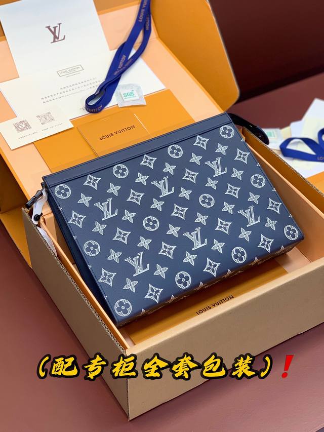 出厂价p 升级版本M61692 雅蓝！ 此款采用头层牛皮制作 Monogram Eclipse帆布裁制而成，此款风格硬朗的全新pochette Voyage中号