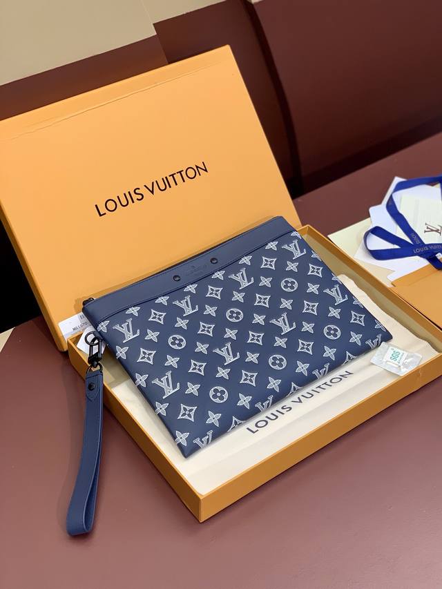 出厂价p M81570 雅蓝！ 采用头层牛皮制作 当季新款pochette To-Go 手拿包！本款 pochette To-Go 手拿包取材考究 Monogr