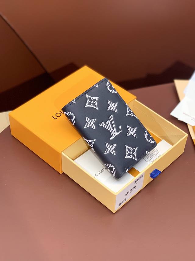 出厂价p M61696雅蓝！头层牛皮制作！本款 以 Monogram Shadow 皮革焕新经典设计。柔滑牛皮革含蓄展露标志性 Monogram 压纹，内设卡片