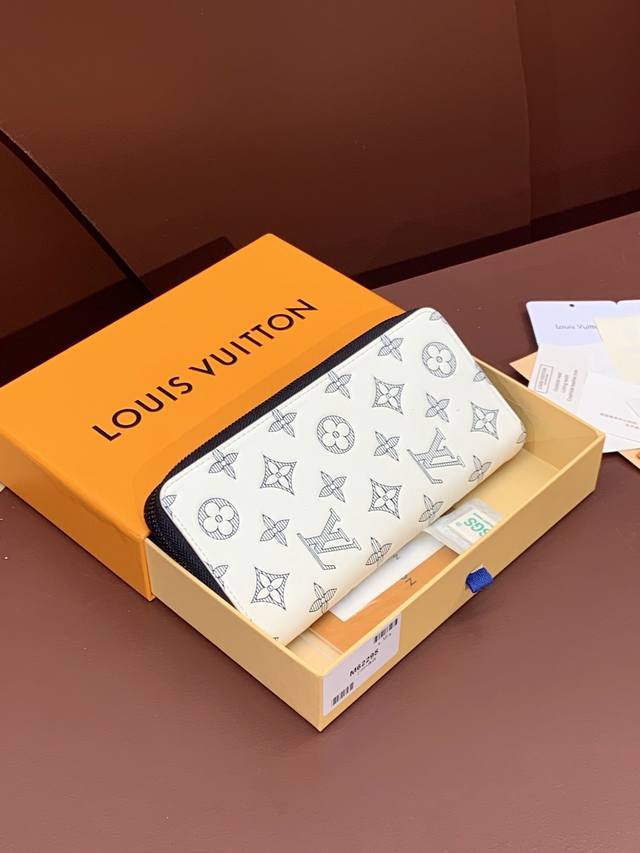 出厂价p M62295雅白！头层牛皮制作！本款 Zippy Vertical 钱夹先后采用印花和压印工艺，在柔软牛皮革表面重现 Georges Vuitton