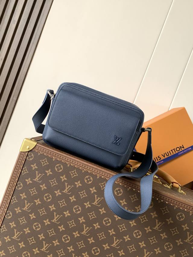 出厂价p M15260蓝色 顶级原单 变码芯片163C Boarding 邮差包Boarding 邮差包取材轻质耐磨的蜡面牛皮革，为精巧构型搭配内外贴袋，便于妥