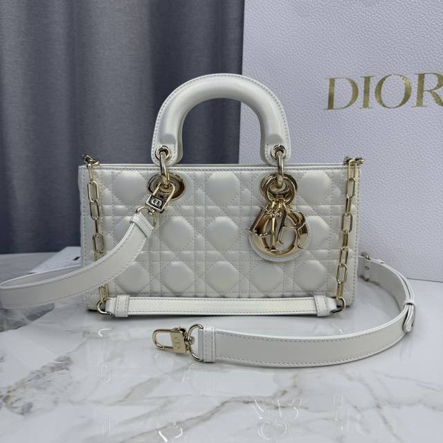Lady D-Joy 26cm Pearl White This Lady D-Joy handbag embodies Dior's profound ins