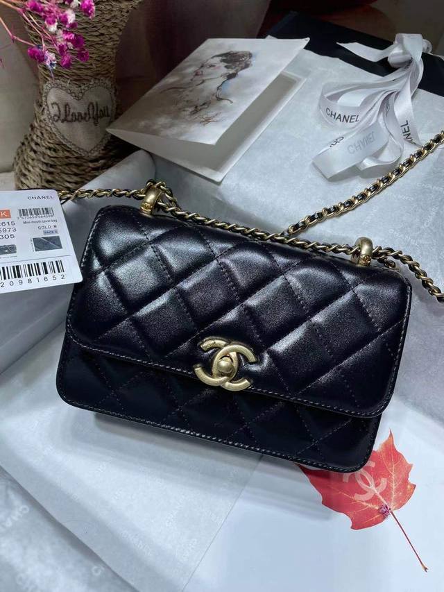 As2615 早秋高级手工坊现货 高级手工坊款式都是每年最热最抢手的小金珠系列口盖包，链条可以自由调节长短元购入 上市当天就被抢售一空，不是Vip，很难买到 口
