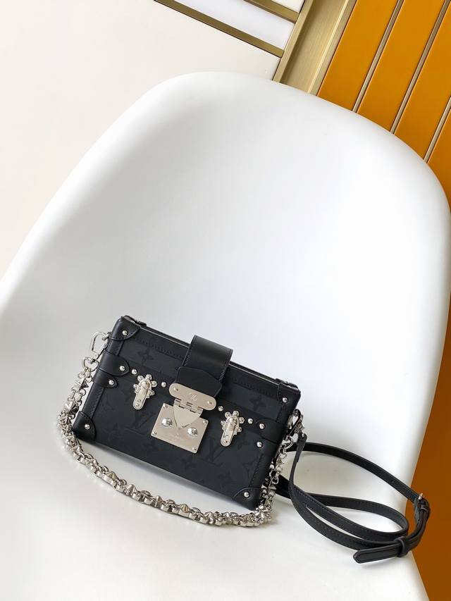 独家实拍 petite Malle 手袋M11324黑T花 M40273 此款petite Malle手袋采用经典的Monogram帆布面料 灵感源自富有的银行