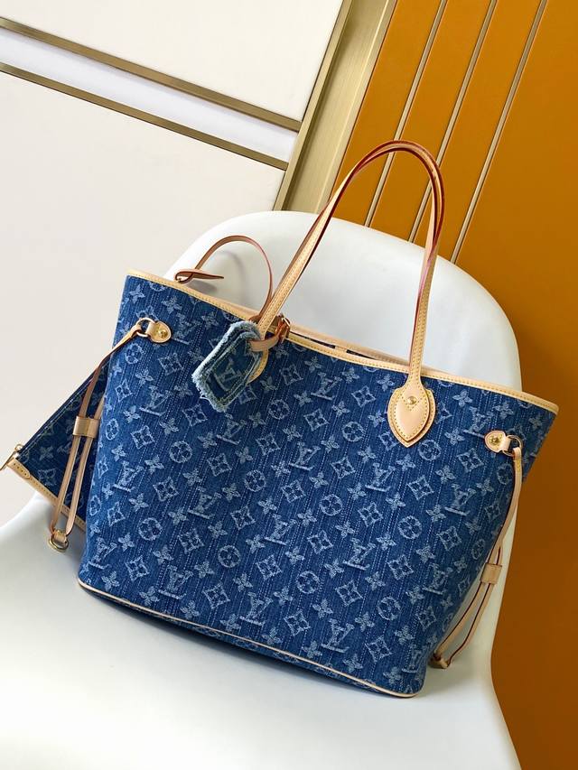 M13192 顶级原单 动态163 本款 Neverfull 中号手袋为 Monogram 丹宁布点缀牛皮革饰边，借侧面可调节饰带灵活收束廓形，成就都市出行的经
