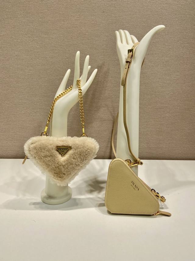 特级原厂双子三角包1Nr015新品山羊毛 这款二合一双子包设计非常独特，又可拆开变成2个包包，包身取材山羊毛打造，太完美了，一个可手提，一个可斜挎。也可以结合又