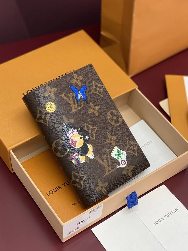 出厂价p M26627 圣诞款 高品质 护照套护照夹、比比恩冬季旅行系列展示的愉快的护照封面。将House的吉祥物以迷人的插图呈现出来的物品。以充满生机的色彩感