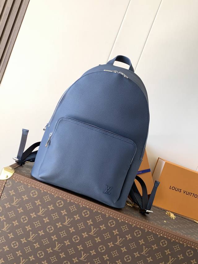 出厂价p M26022蓝色 顶级原单 变码芯片163C 这款轻盈的Discovery工作双肩背包采用蜡质小牛皮材质，设计宽敞，能够舒适地容纳日常必需品。内部衬有