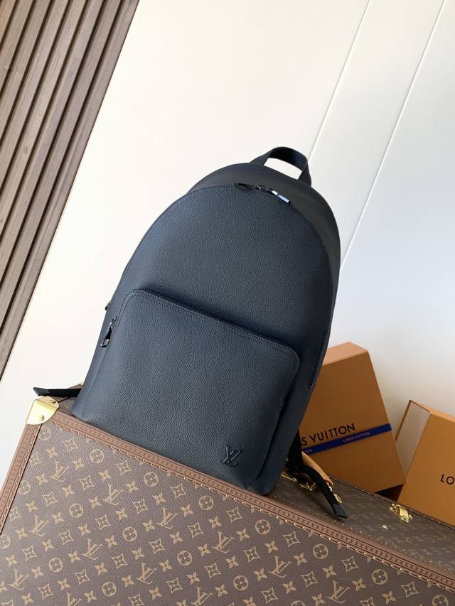 出厂价p M15259黑色 顶级原单 变码芯片163C 这款轻盈的Discovery工作双肩背包采用蜡质小牛皮材质，设计宽敞，能够舒适地容纳日常必需品。内部衬有