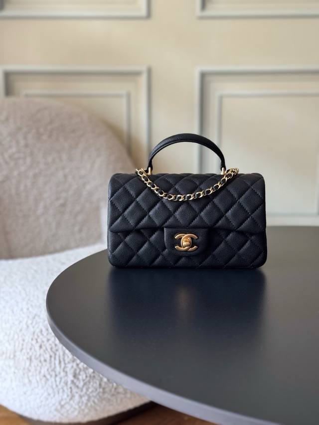 Chanel 21K最新Mini Cf Handle 手提包 As2431 经典菱格口盖包 饰以精致经典链子搭配手提，芝麻纹牛皮皮：润饰手袋，脱颖而出，演绎永恒
