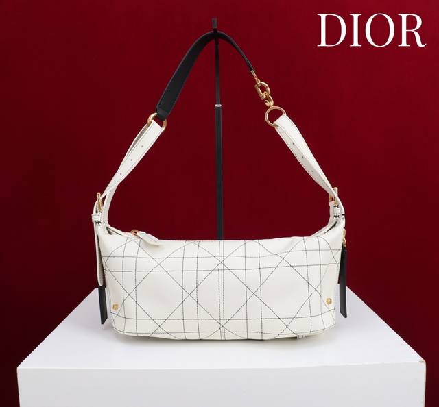 小号 D-Journey 白拼黑新款手袋 型号：2416 尺寸：25.5 X 14.5 X 14 厘米 长 X 高 X 宽 可收纳 1 部手机、1 个钱包、太阳