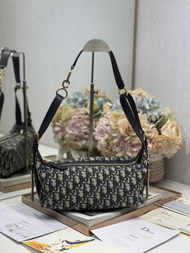小号 D-Journey 手袋 老花配皮 这款 D-Journey 手袋质地柔软，以摩登设计全新演绎水饺包廓形。采用蓝色 Oblique 印花面料等材质精心制作