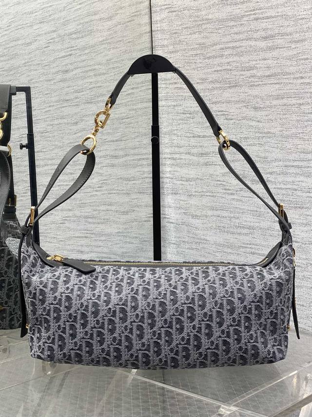 中号现货 Journey系列中号深灰牛仔布 自带松弛感的Hobo包，包形随意又柔软 全新的灰色牛仔面料，高级又耐看 搭配金色的字母肩带扣，整体复古又高级 精致感