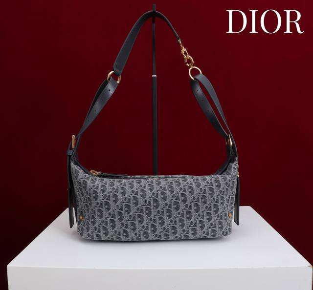 型号：2416灰牛仔 尺寸：25*14*14Cm D-Journey 手袋是本季新品，于迪奥二零二五春夏成衣系列发布秀精彩亮相，质地柔软，以摩登设计全新演绎水饺