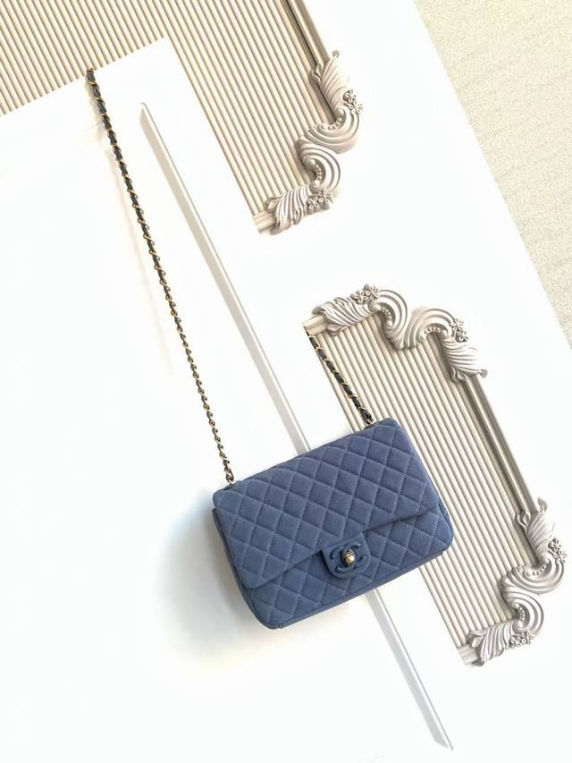 As5987大号 26C系列蓝色麂皮Cf包，经典菱格纹+浅金色五金，复古又高级！麂皮柔软细腻，秋冬背超有氛围感 。链条皮穿设计，单肩斜挎都Ok，尺寸刚好，日常出