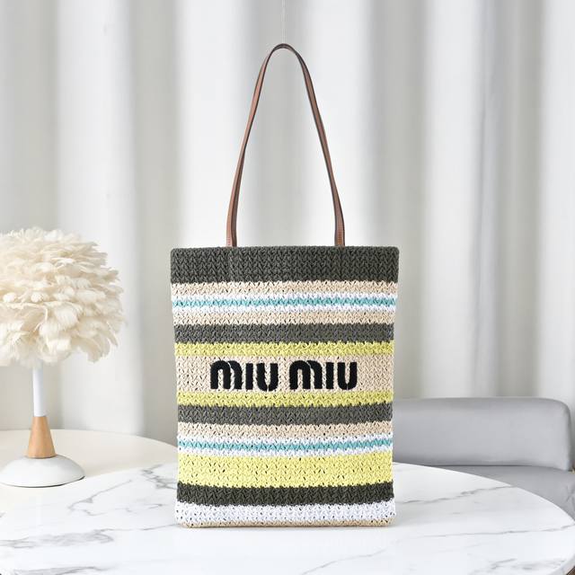 5Bg248，Miumiu刺绣，棉布里内，超轻，容量超大，小尺寸竖版适配度更高，上班通勤外出旅游都是绝佳的选择，一年四季都适用，实物超级无敌美，尺寸：30X38