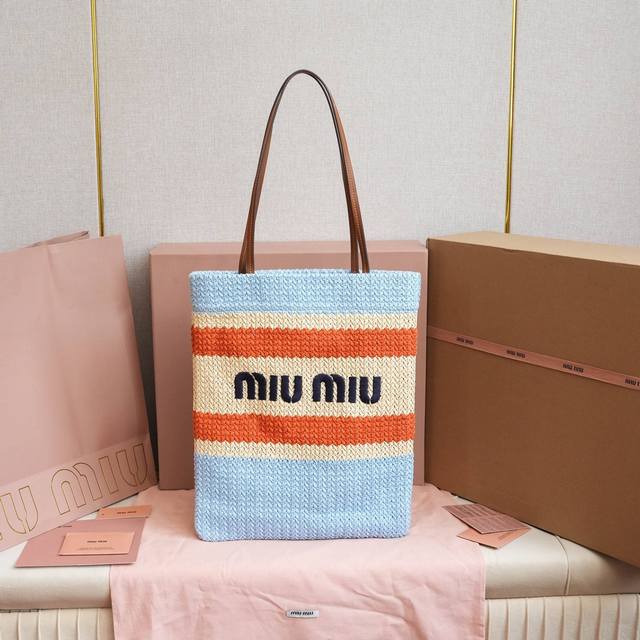 5Bg248，新正面标志性Miumiu刺绣，棉布里内，超轻，容量超大，小尺寸竖版适配度更高，上班通勤外出旅游都是绝佳的选择，一年四季都适用，实物超级无敌美，尺寸