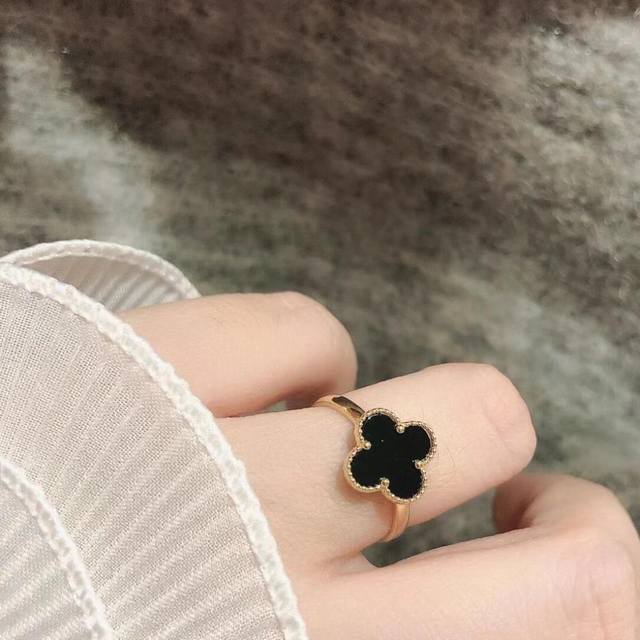 V金镀咪金梵克雅宝Vca四叶草戒指 梵克雅宝戒指 幸运草戒指 此后的多年以来，围绕#爱#诞生了诸多美好的作品，其中就包括幸运....百年以来，梵克雅宝一直带着正