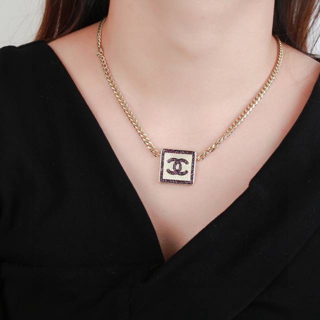 Chanel's new double-sided necklace is so beautiful! A must-have accessory for a