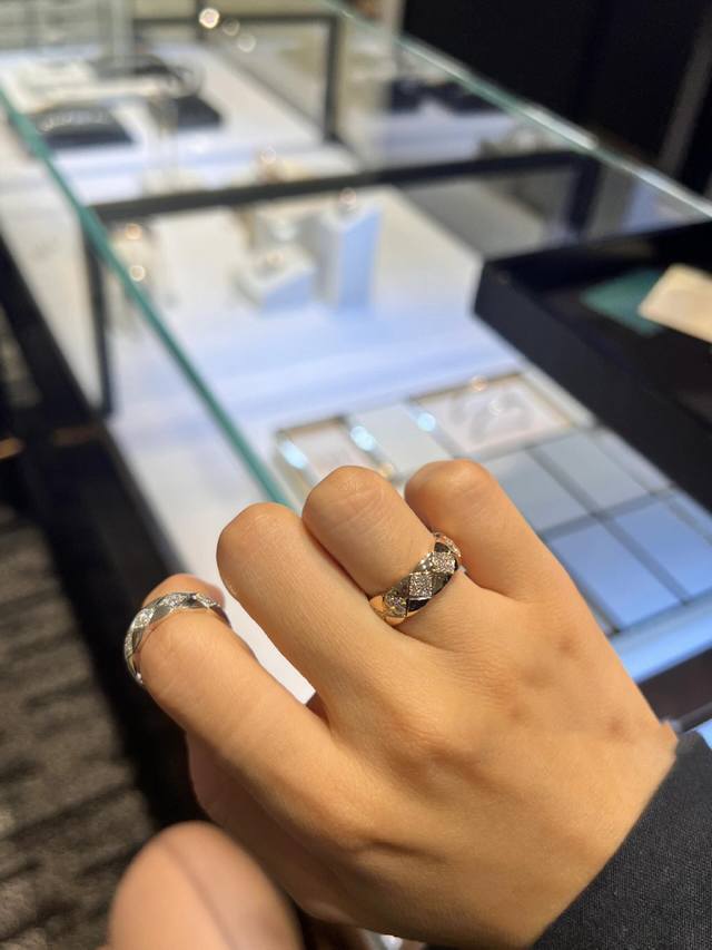 我们出品 香奈儿菱格窄版戒指可以订制真金真钻，量大咨询客Fu 菱格Coco Crush系列 戒指采用925银材质重工打造有白金色和玫瑰金色无论单戴还是叠戴，都能