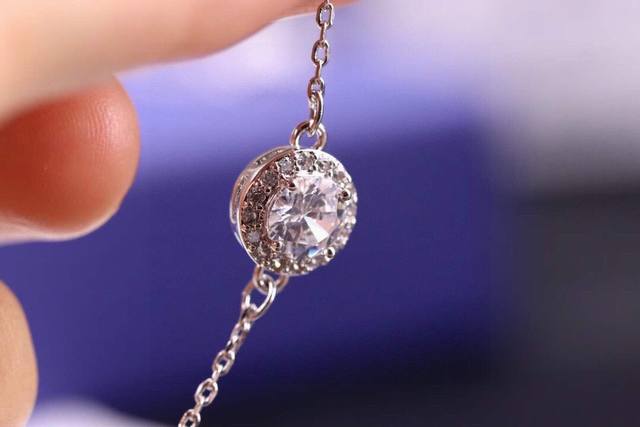 施华洛世奇 Swarovski 天使之轮 单钻抽拉手链 戴上这款美不胜收的施华洛世奇手链为日常装扮注入典雅魅力。其简约精致的饰链上缀有一颗精美切割的白色Swar
