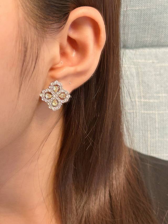 V金材质 黄钻 海瑞温斯顿满钻四叶草耳拍# Diamond Links系列钻石耳拍，她的一颦一笑，优雅迷人却又不失理性坚韧，与品牌标志性设计祖母形切工形态钻石相