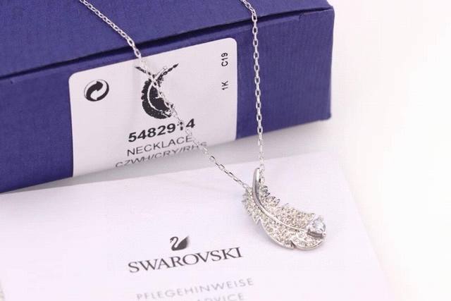 Swarovski Silver Feather Clavicle Necklace This elegant and sophisticated white