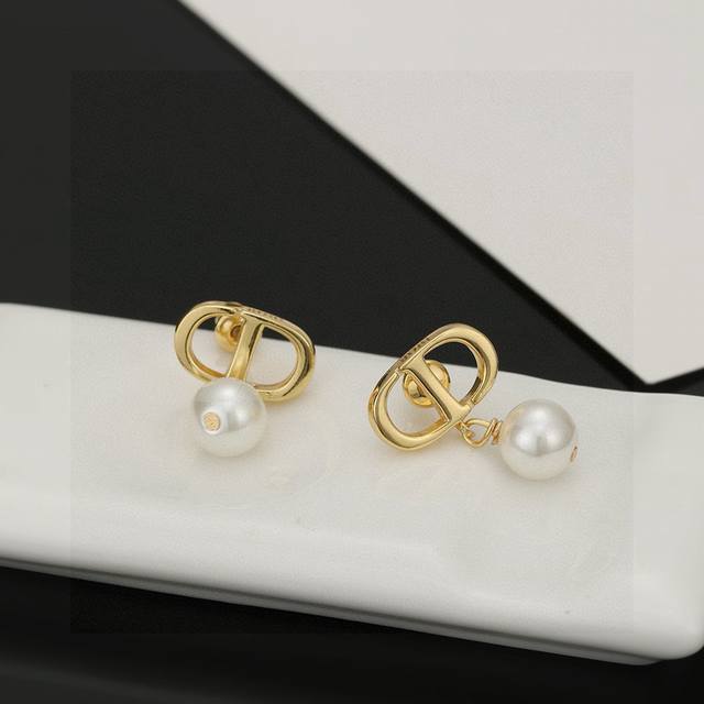 Latest Dior trending influencer style, the hottest Dior series, Cd letter pearl