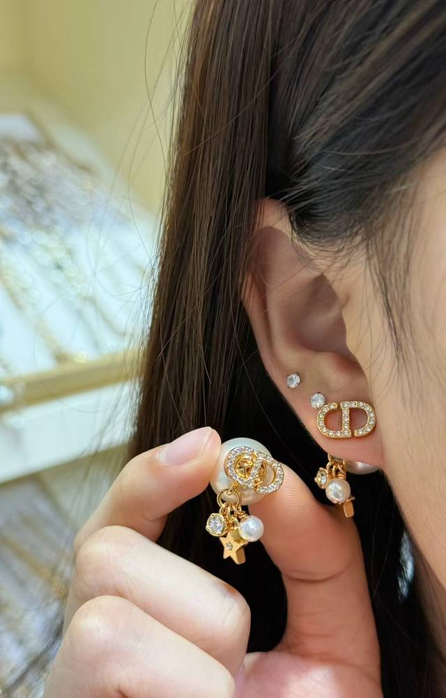 Dior Star Pearl Earrings These Dior Star Pearl Earrings are made of high-quality