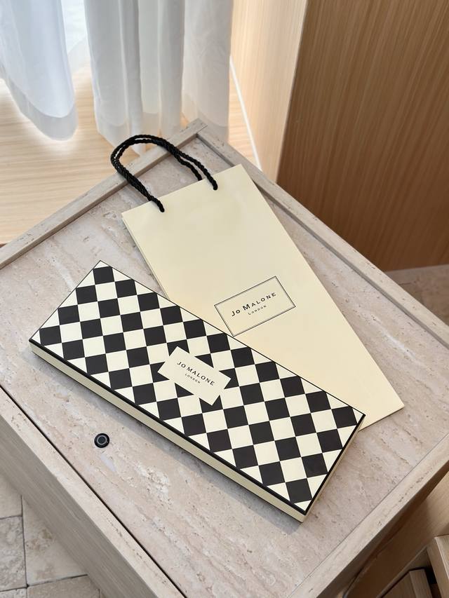 Exclusive Jo Malone Check Hand Cream 6-Piece Set! It's so beautiful, I'm absolut