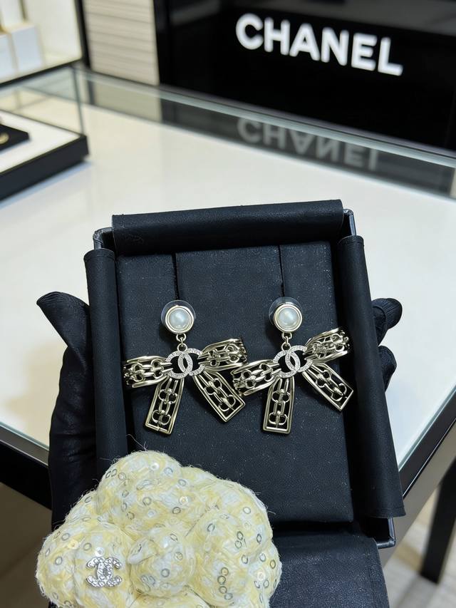 Chanel 25 Bow Pearl Earrings Chanel 26 series bow pearl earrings, light gold met