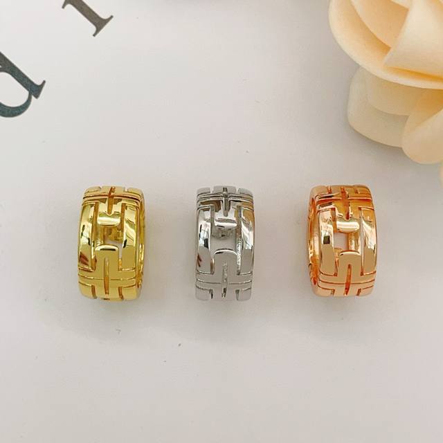 Bj013银色 Bj014金色 Bj015玫瑰金 大小尺寸:均码 宝格丽Bvlgari最新款银色光面戒指 一致Zp黄铜材质，非常的上镜设计很特别值得入手高级手工